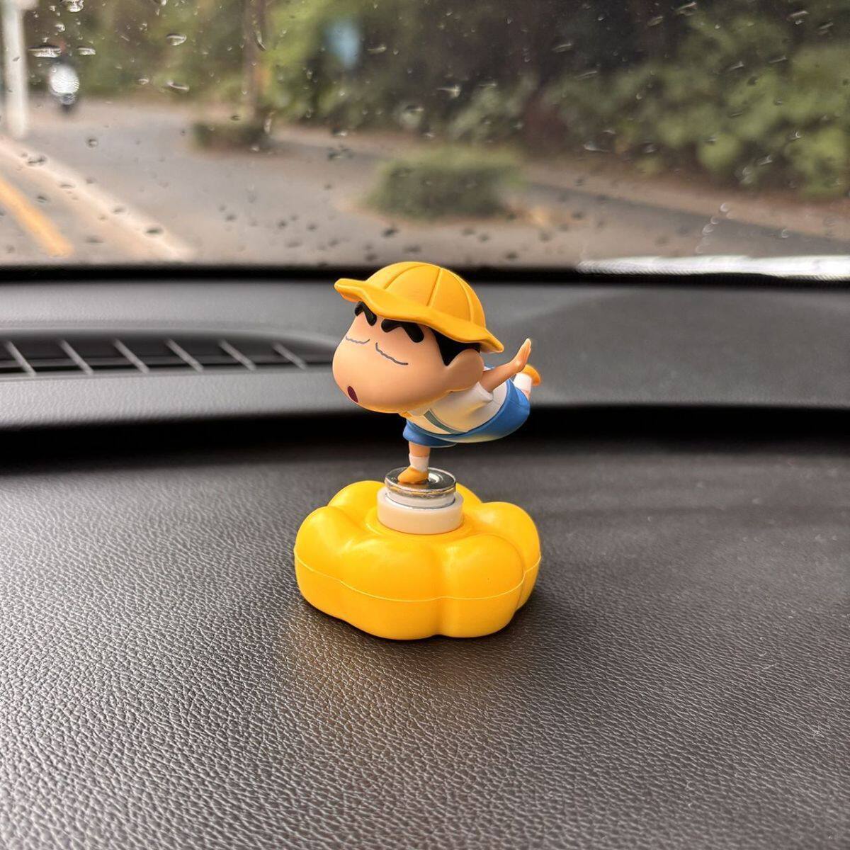 Crayon Shin-Chan Car Rotating Ornament: Cute Decorative Dashboard Spinning Toy, Trendy Stress Relief Toy Gift