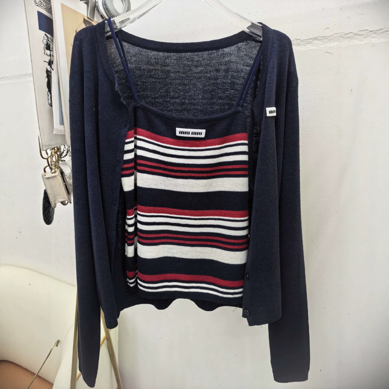 Tangtang~New early autumn relaxed style knitted long-sleeve cardigan for women, designed to be layered with a striped vest top, two-piece set Tangtang~New early autumn relaxed style knitted long-sleeve cardigan for women, designed to be layered with a striped vest top, two-piece set