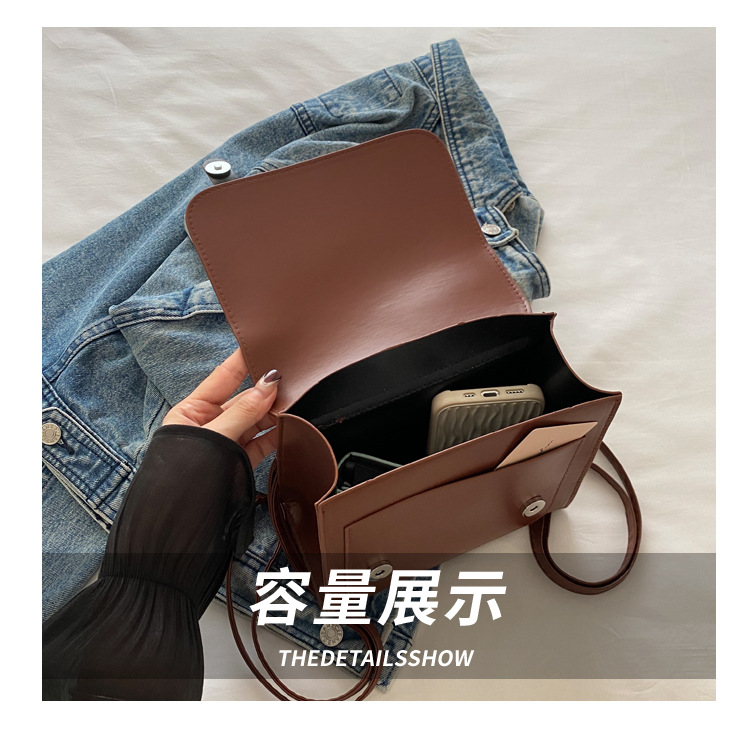 This is a new retro commuting backpack for the autumn of 2024, featuring a casual color contrast and a niche design. It is a small square single-shoulder hand-carry bag undefined