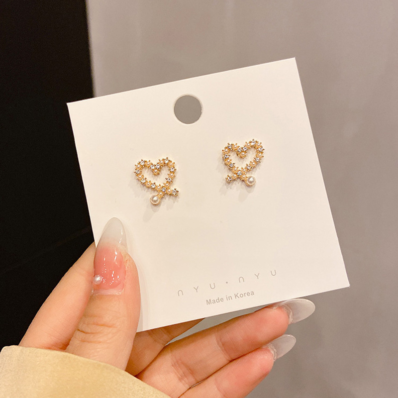 Luz de lujo de alto nivel nicho de diseño femenino sensación de aretes de bordilla temperamento perla asimetría joyería perla al por mayor