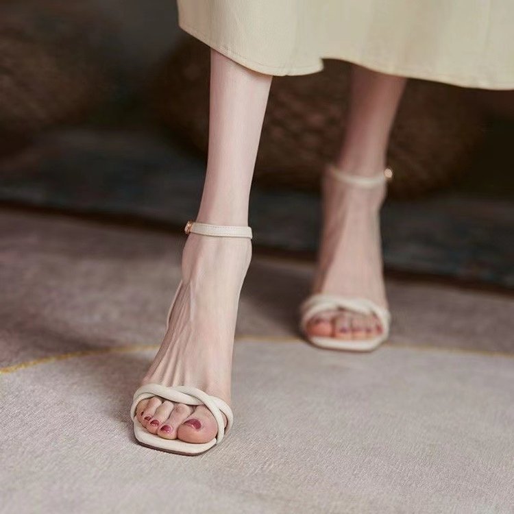 Sandalias de tacón alto de nicho francés Fairy verano 2024 nuevo estilo universal Roma simple de talón delgado y medio hebilla de talón