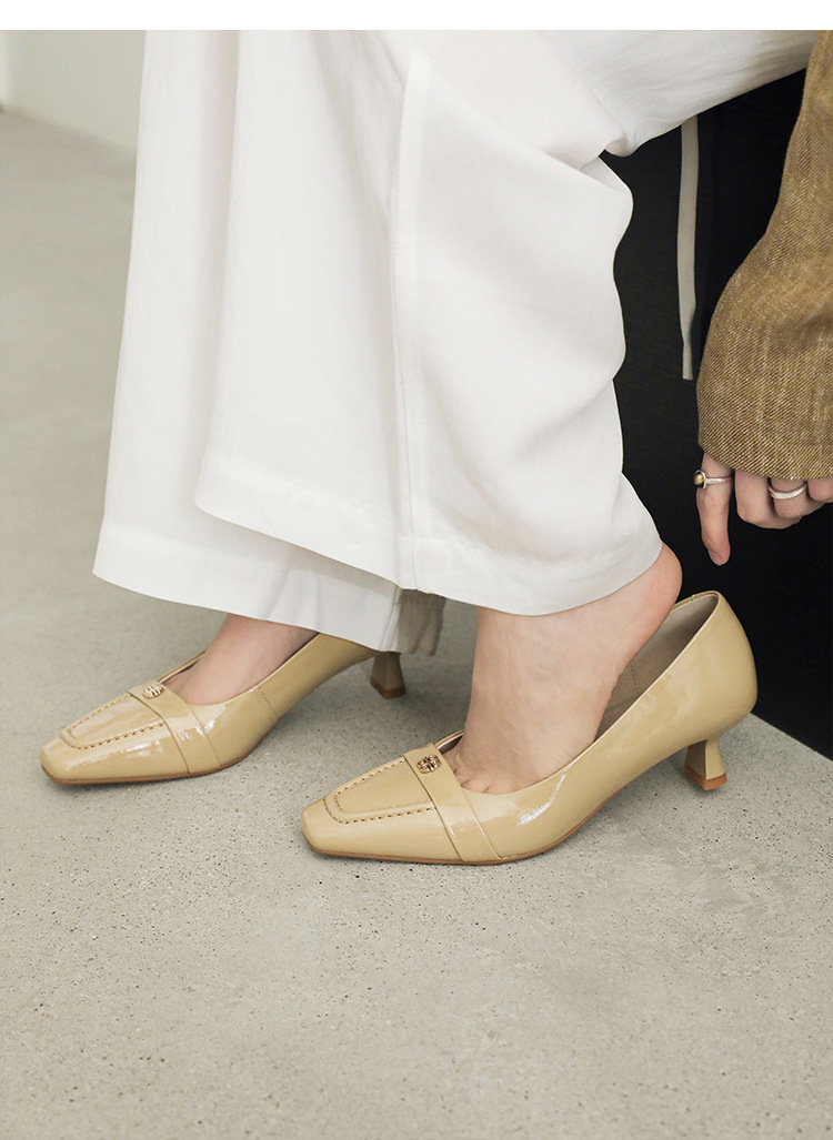 Giày cao gót nữ mũi nhọn cổ điển, gót thô vừa, họa tiết hoa sơn trà, dáng slip-on — đen chi tiết 5