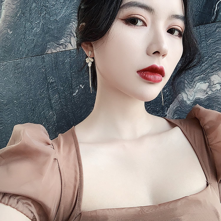 9g Weight Artificial Gemstones Inlay Material Earrings Classification Housewarming, Anniversary, Business, Wedding, Travel, Birthday, Festival Occasion Alloy Material Flower Pattern Women'S Gender Simple Style Style Silver Color Simple Style Flower Alloy Artificial Gemstones Drop Earrings 8