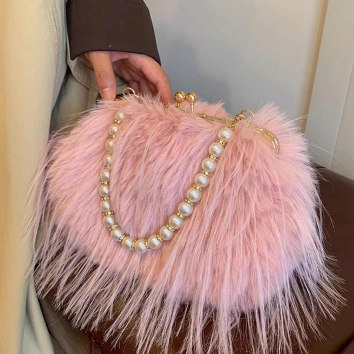 Women's Exquisite furry plush bag messenger bag autumn and winter plush bag pearl chain handbag_voghion.com