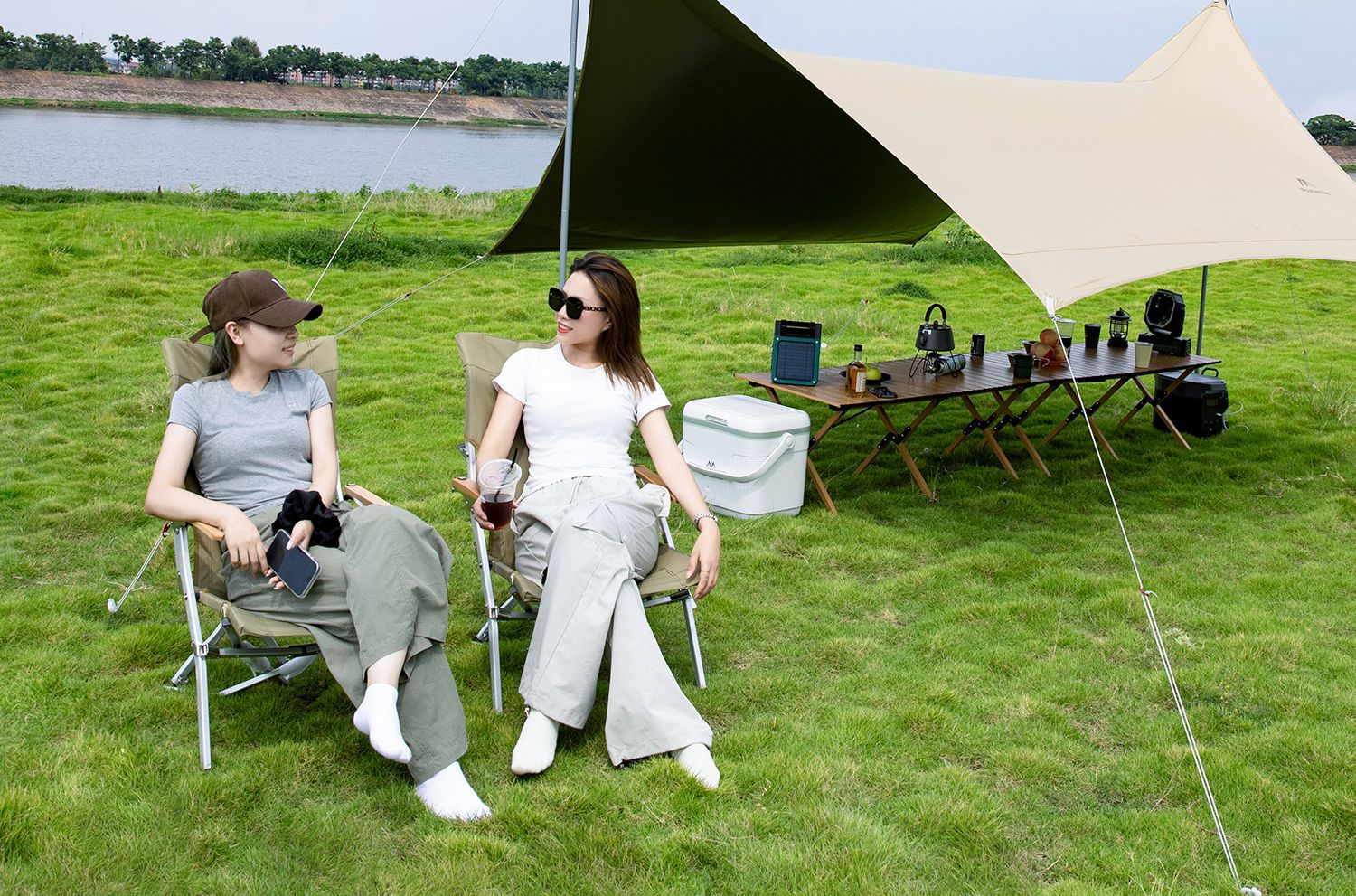 Mountain Guest's New Titanium Black Plastic Canopy Camping Style Outdoor Portable Outdoor Canopy Is Wind-Proof, Rain-Proof and Uv-Proof