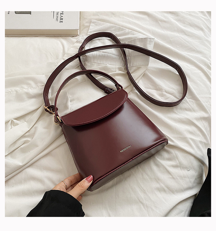 Women's Small Pu Leather Solid Color Streetwear Square Magnetic Buckle Shoulder Bag Crossbody Bag Square Bag display picture 1