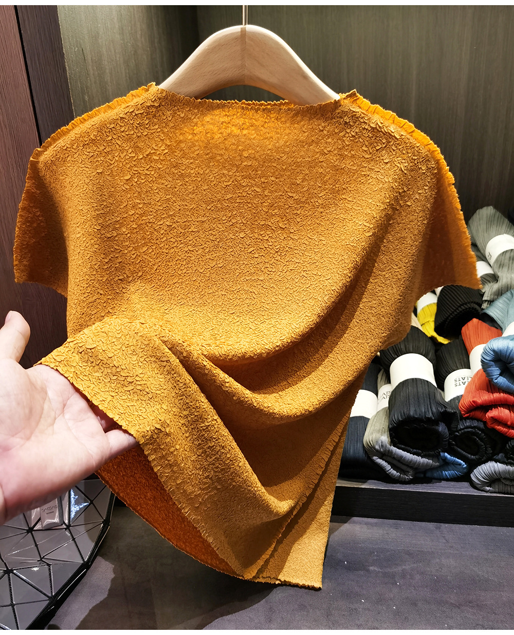 Áo thun nữ cổ đứng tay ngắn, chất liệu phối nhún tạo phồng nhẹ, form suông thoải mái — màu đen, màu xanh đậm, xanh lá cây, Gừng chi tiết 9