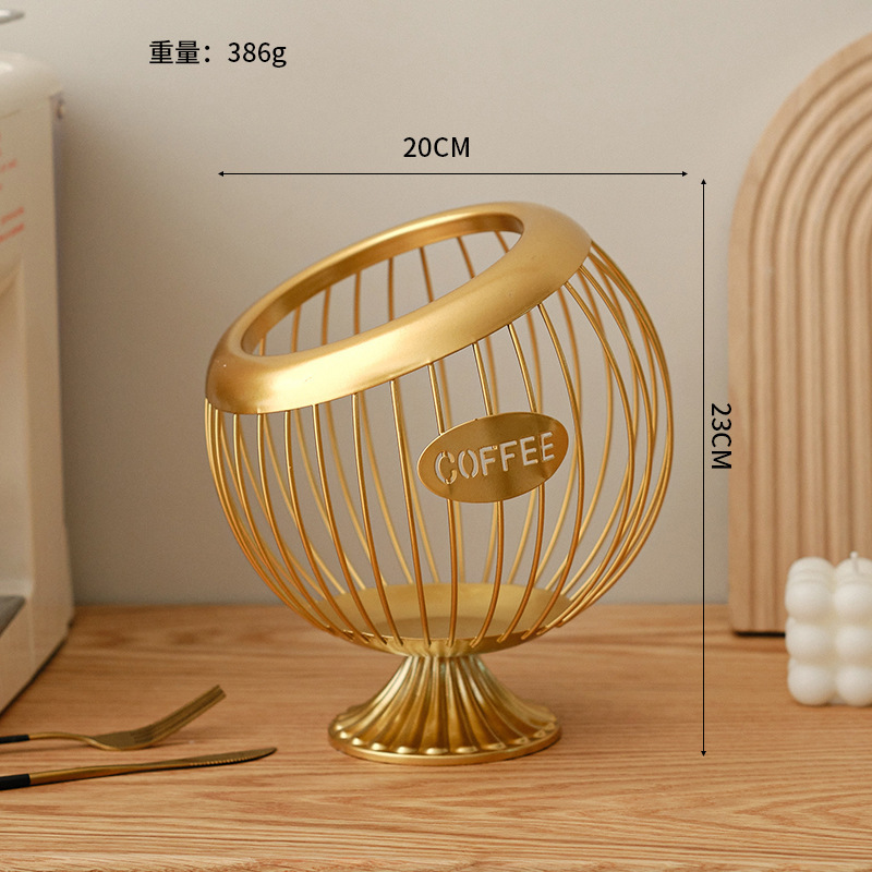 높이가 높아진 황금색 구형 과일 바구니