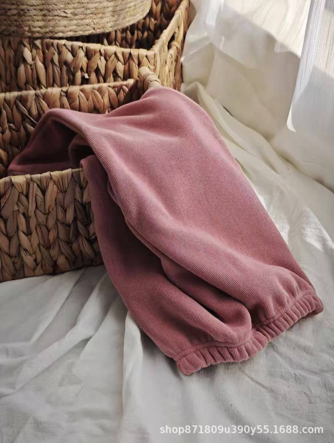 콩 페이스트 컬러의 벨벳 소프트 팬츠