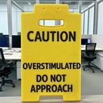 小心过度刺激办公桌标志 caution overstimulated 创意桌面小摆件