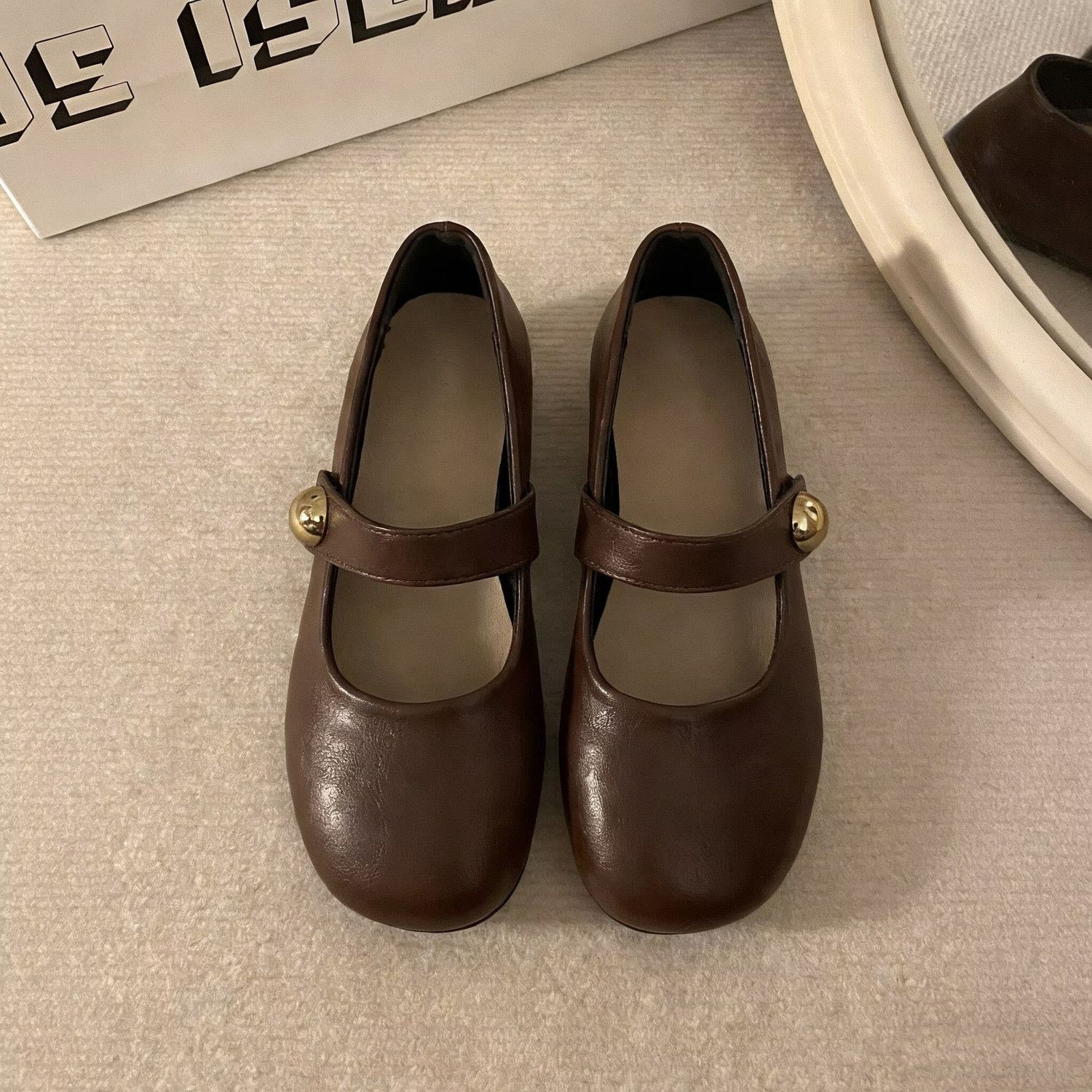 2026 nueva primavera y verano francés de color sólido con falda suave con una parte inferior redonda de zapatos de moda de Mary Jane