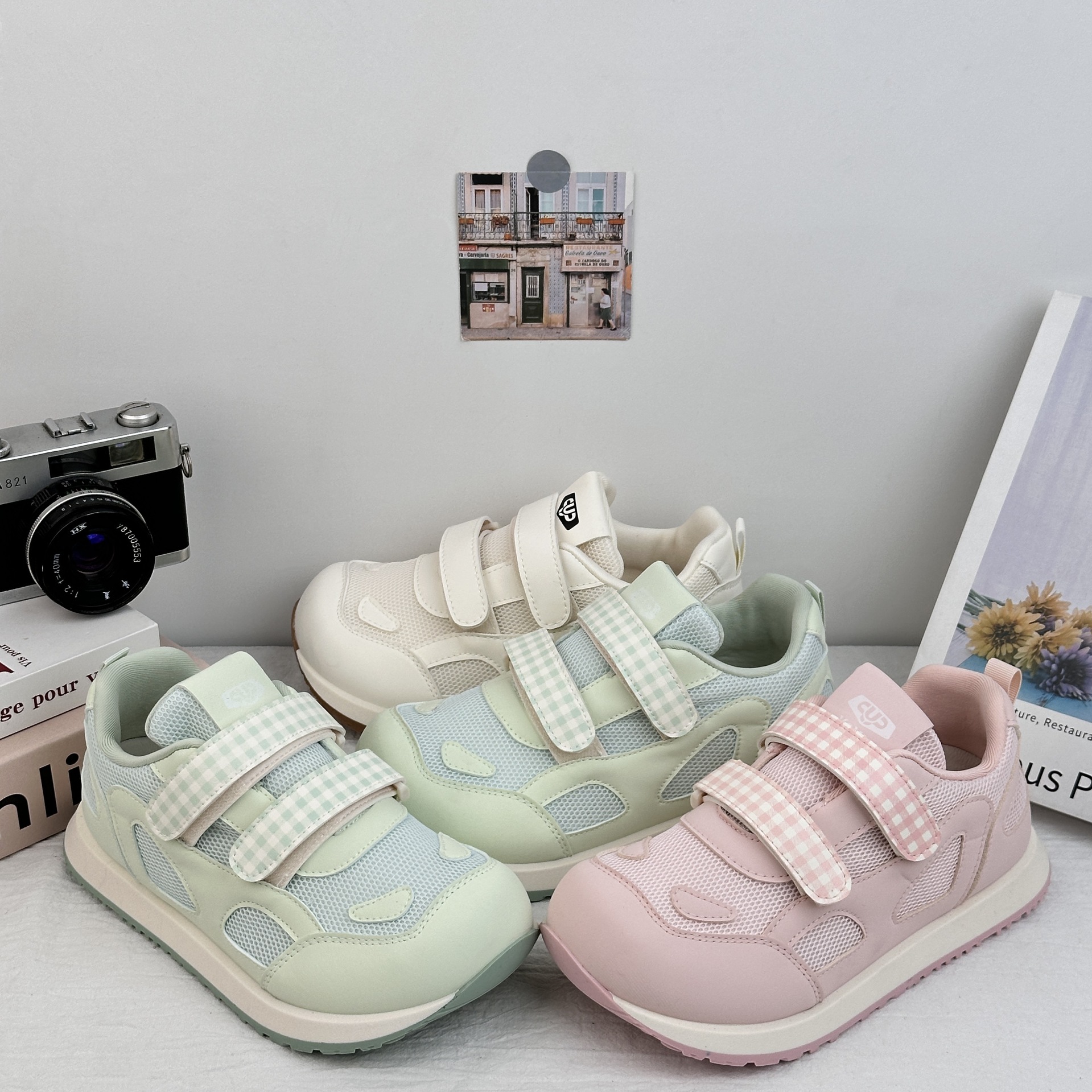 Yuanbo verano zapatos de skate delgados para mujeres 2025 nuevos zapatos de red para mujeres respirantes de malla velcro zapatos blancos pequeños