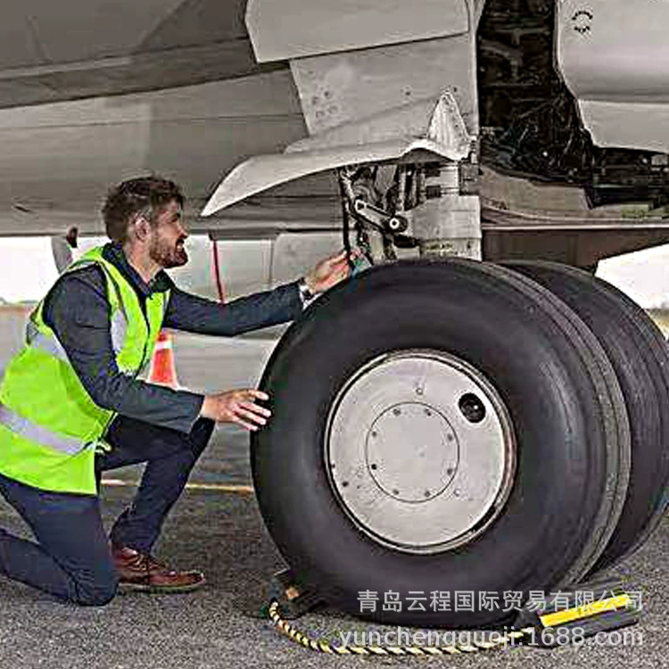 Противоскользящие резиновые блоки для самолетов в аэропорту