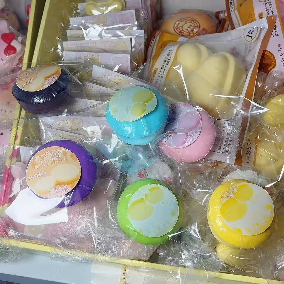 무작위 색상의 둥근 빵 느린 리바운드