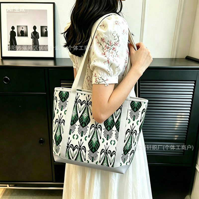 New Retro Xinjiang Adelaide Shoulder Bag, Fashionable and Versatile, Lightweight Mommy Bag, Ethnic Style Handbag for Going Out