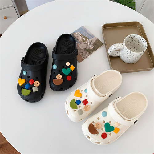 Hole-to-hole shoe inspired by Instagram, cute buttoned top, student-friendly soft and thick sole, outerwear with a foot-melting feel, women's summer sandals