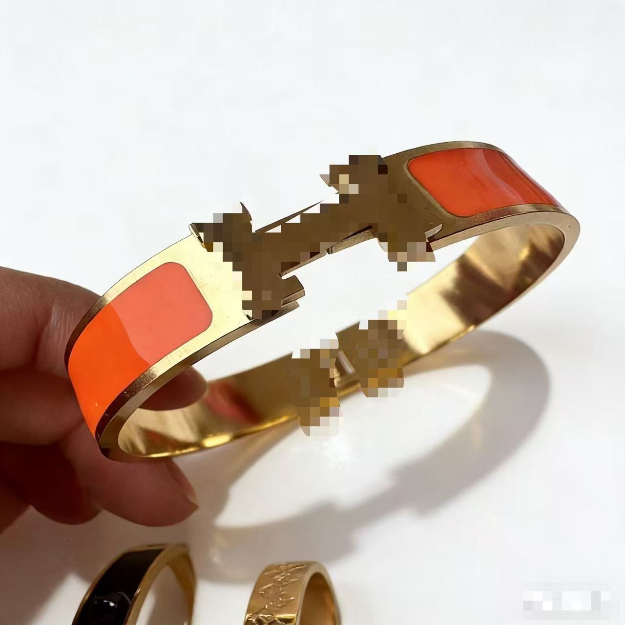 2025 新しいヨーロッパとアメリカのビッグブランドチタン鋼ブレスレット非退色ステンレス鋼ブレスレットバックルオープニングハンドジュエリー卸売