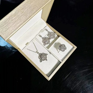 �r�к��AȺ�荽�ָ�朶���Ů�W���M�ӆ���������Ʒ���i���