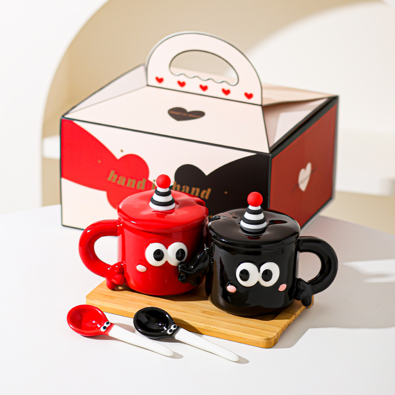 Manos de mano pareja taza de cerámica caja de regalo extraña taza de marca con cubierta pequeña taza de agua doméstica taza de regalo de boda