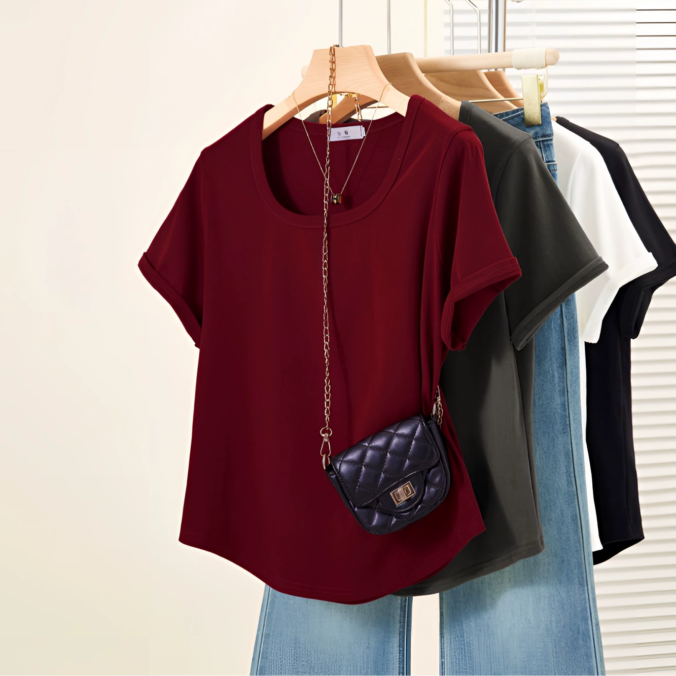 2025 Весна/Лето Женская блузка с обычными плечами больших размеров, утягивающая и подчеркивающая фигуру, универсальная рубашка с короткими рукавами и воротником в корейском стиле.