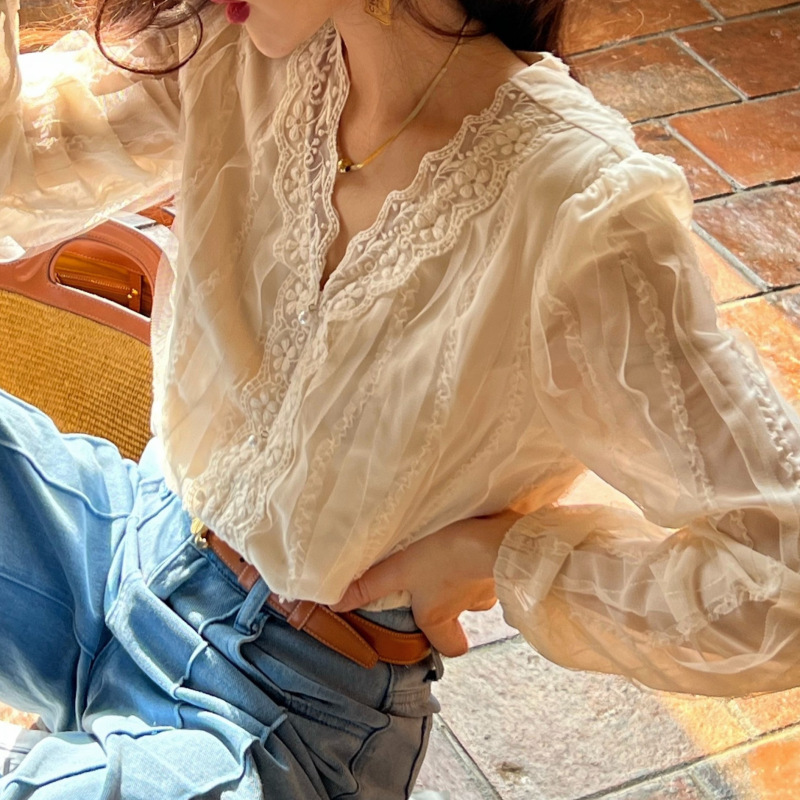 French Retro V-Neck Lace Chiffon Shirt for Women Early Spring 2026 New Style Gentle and Sweet Style Long-Sleeved Top