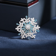 Korean coat pins, silk scarves and shawl buttons, trendy cardigans to prevent exposure, autumn and winter clothing, and rotatable snowflake brooches