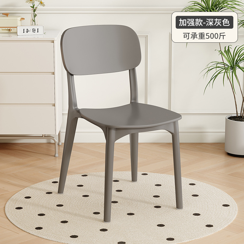 家庭用のテーブルと椅子を厚くして部屋を借りるために、北欧のシンプルな背もたれの業務用レストランの椅子を使います。|undefined