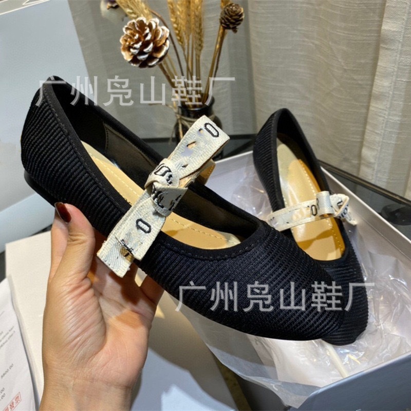 Dijia 발레 슈즈 2023 새로운 폴카 도트 메쉬 플랫 슈즈 짠 얼굴 알파벳 벨트 라운드 헤드 여성 신발 얕은 입