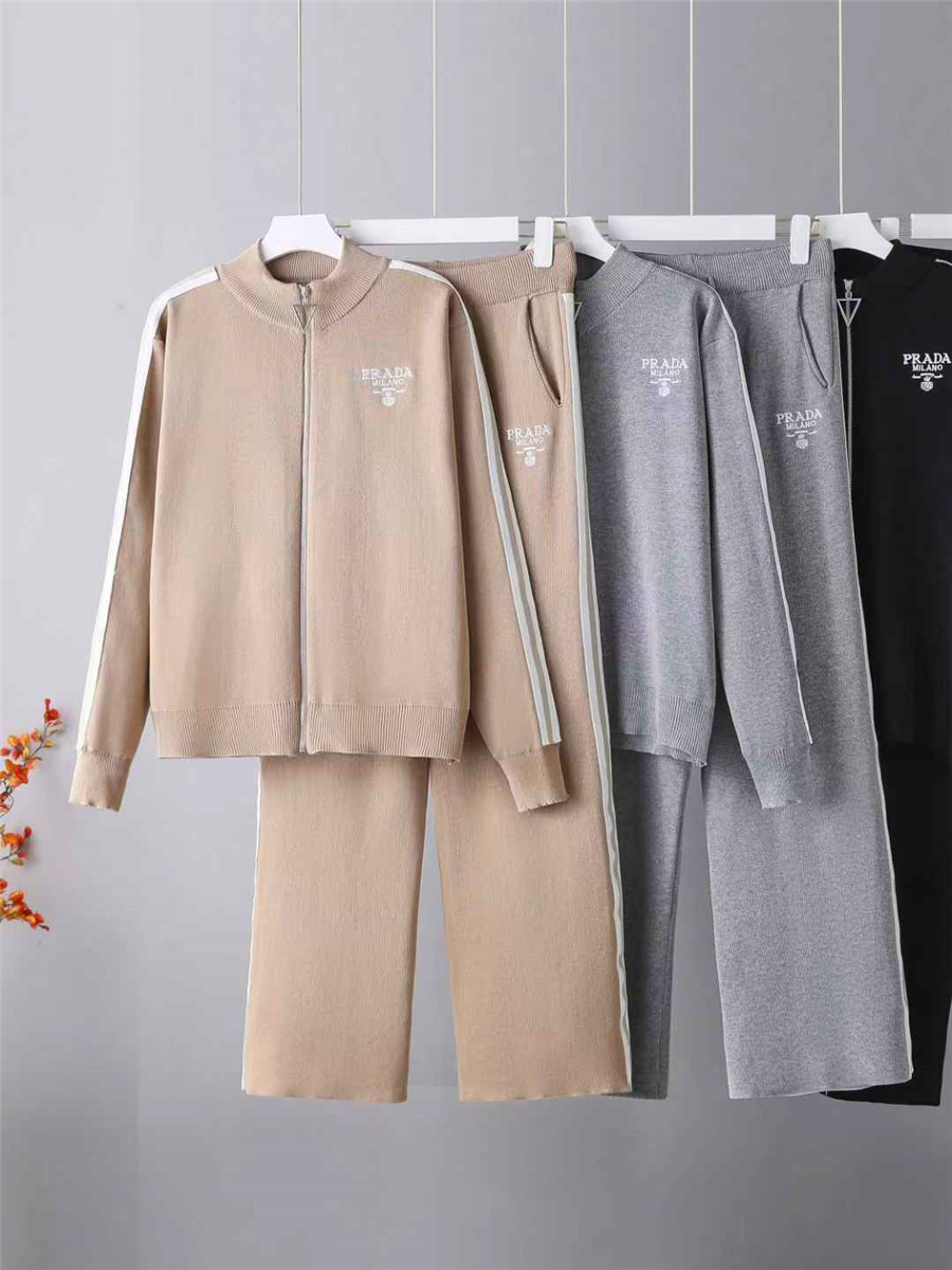 Autumn fashionable sports suit for leisure