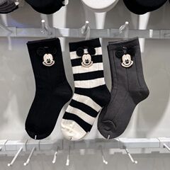 新しい男の子の子供の女の子の春秋綿の秋冬の中筒のかわいいストライプの漫画の大きい子供の学生の靴下の赤ちゃん