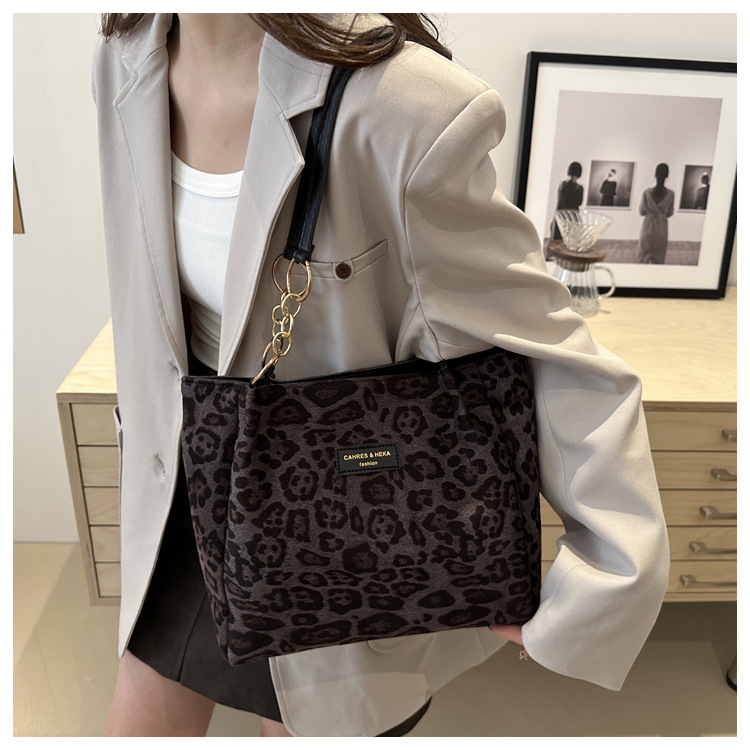 A new velvet leopard print single-shoulder bag and hand-held tote bag for women's casual commuting in autumn and winter 2024 undefined