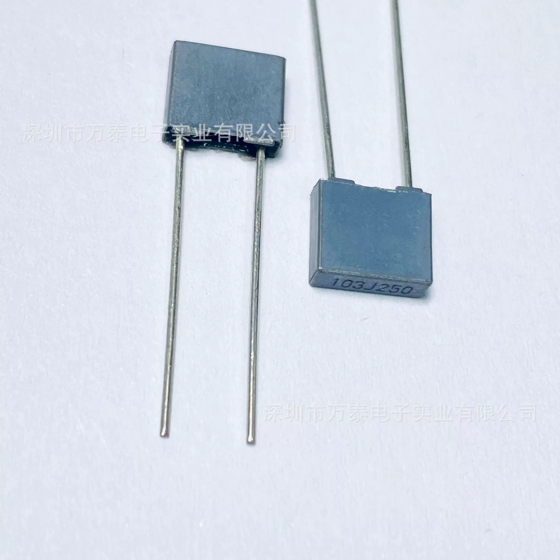 [Жёлтый калибровочный конденсатор CL71 250V104K 100N 0.1uF малый квадрат, шаг выводов 5мм, полиэстеровая пленка]