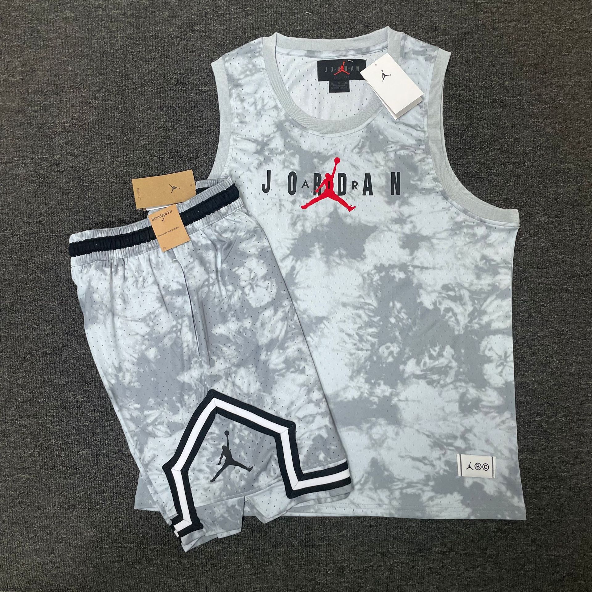 Nuevo conjunto de ropa deportiva de hombre volador en verano, entrenamiento de carrera para hombres, chalecos cortos transpirables de secado rápido, dos juegos al por mayor