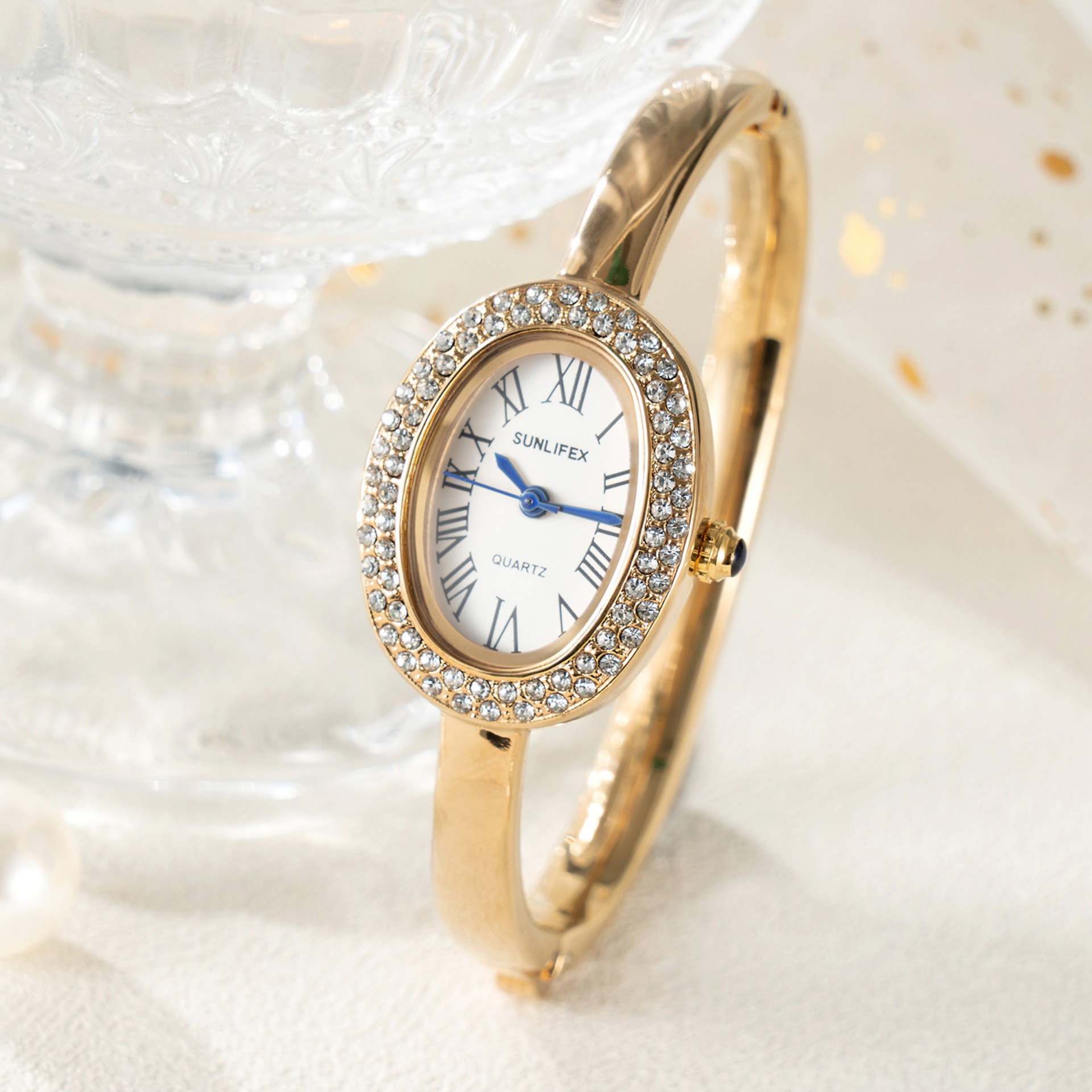 Popular Mid-Century Style Oval Mini Bathtub Gold Bracelet Watch Women's Watch Fashionable Light Luxury Women's Quartz Watch