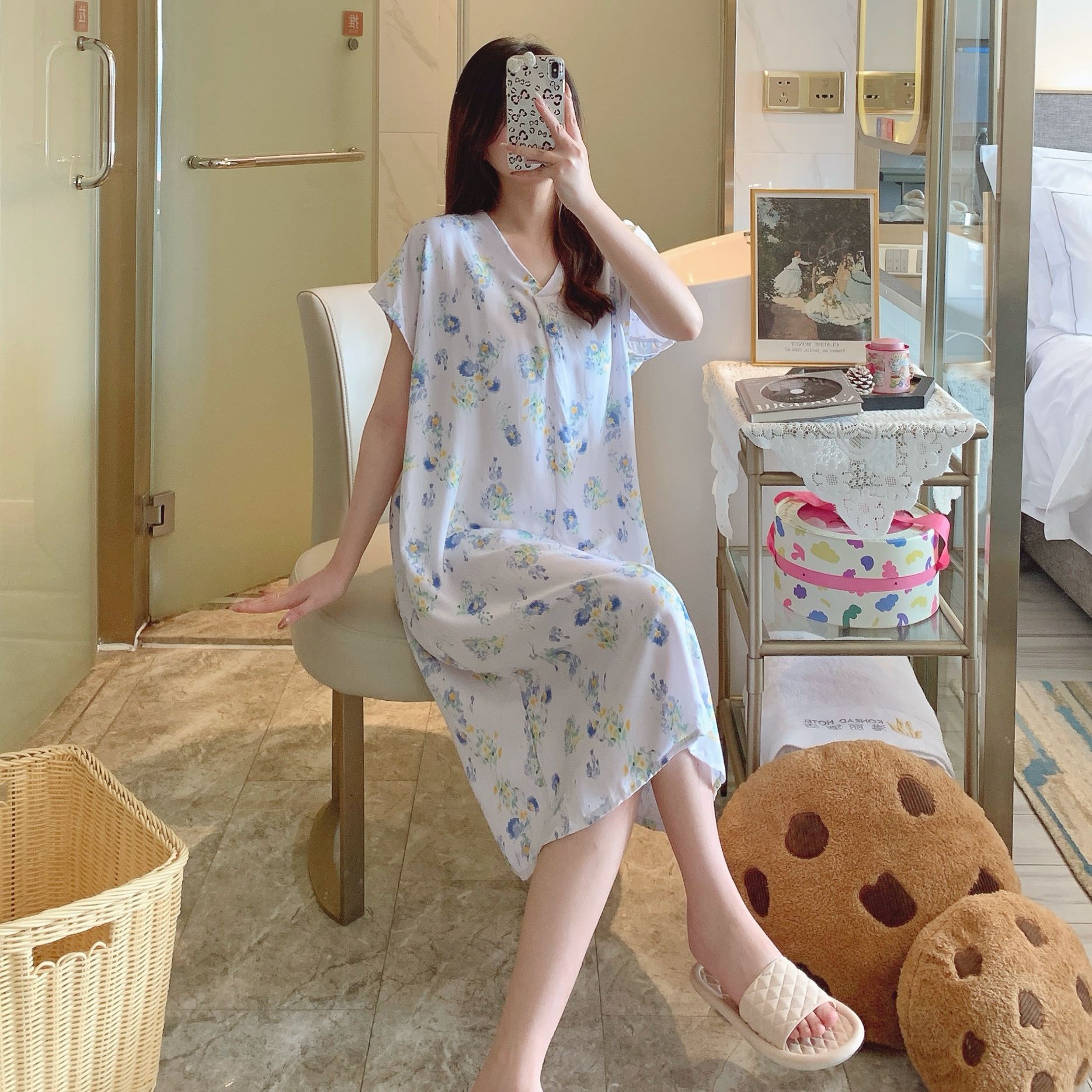 미색 바탕에 파란 꽃