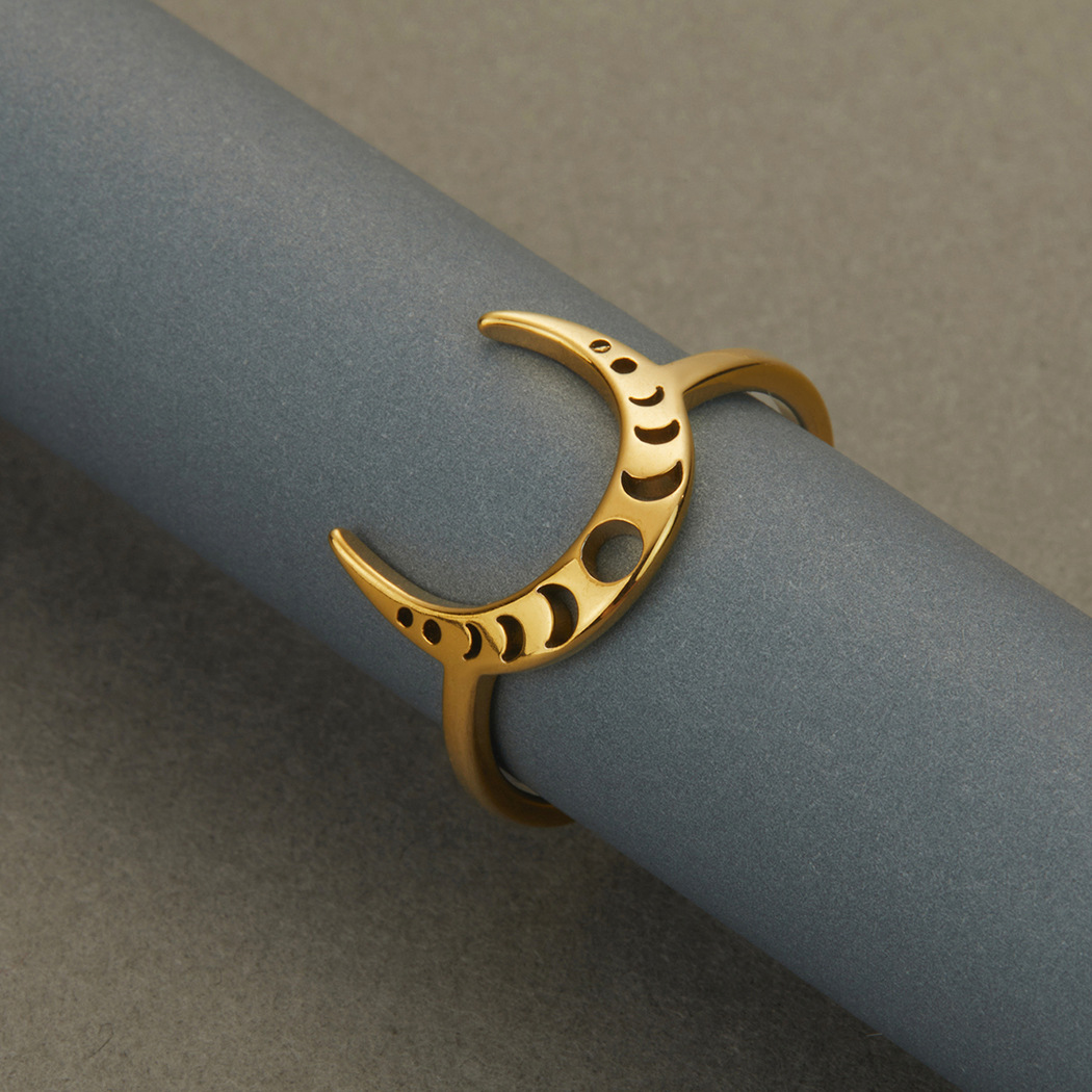 Title 8, Anillo de acero inoxidable en forma de media lu...