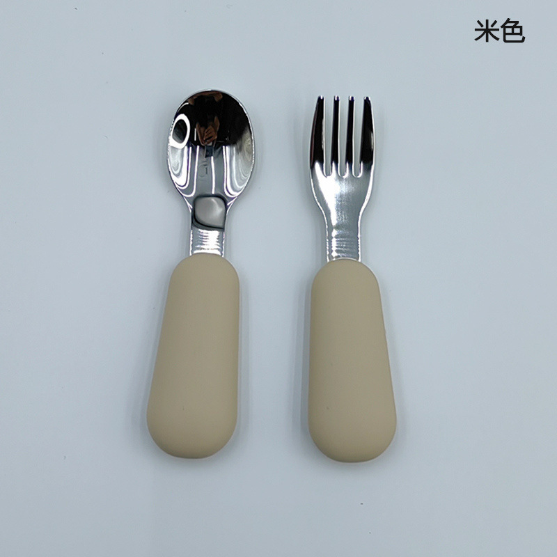 베이지색 스테인리스 스틸 스푼과 포크 한 쌍