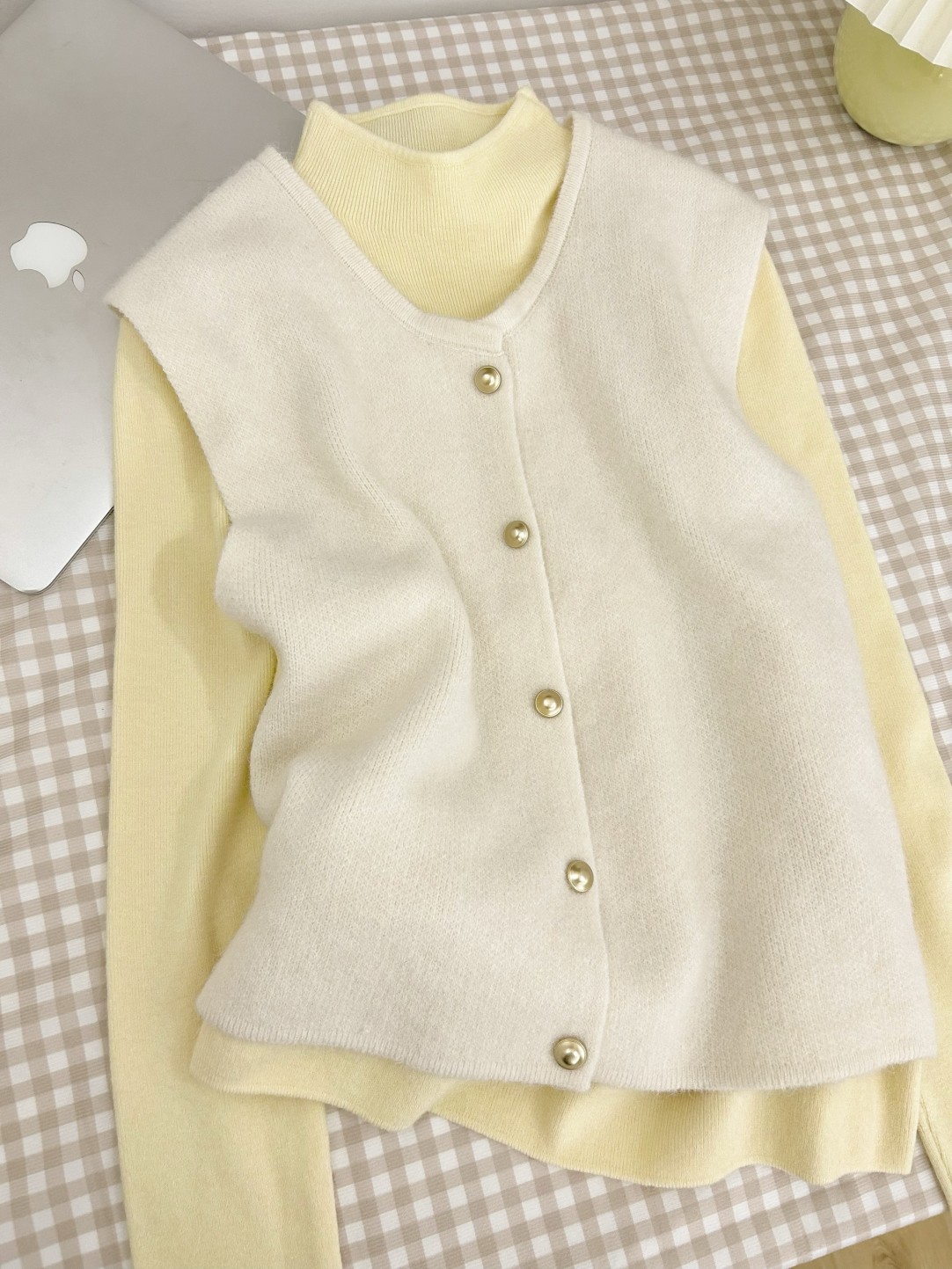 シンプルで怠惰な風の小金はカーディガンのセーターを編んでいます。