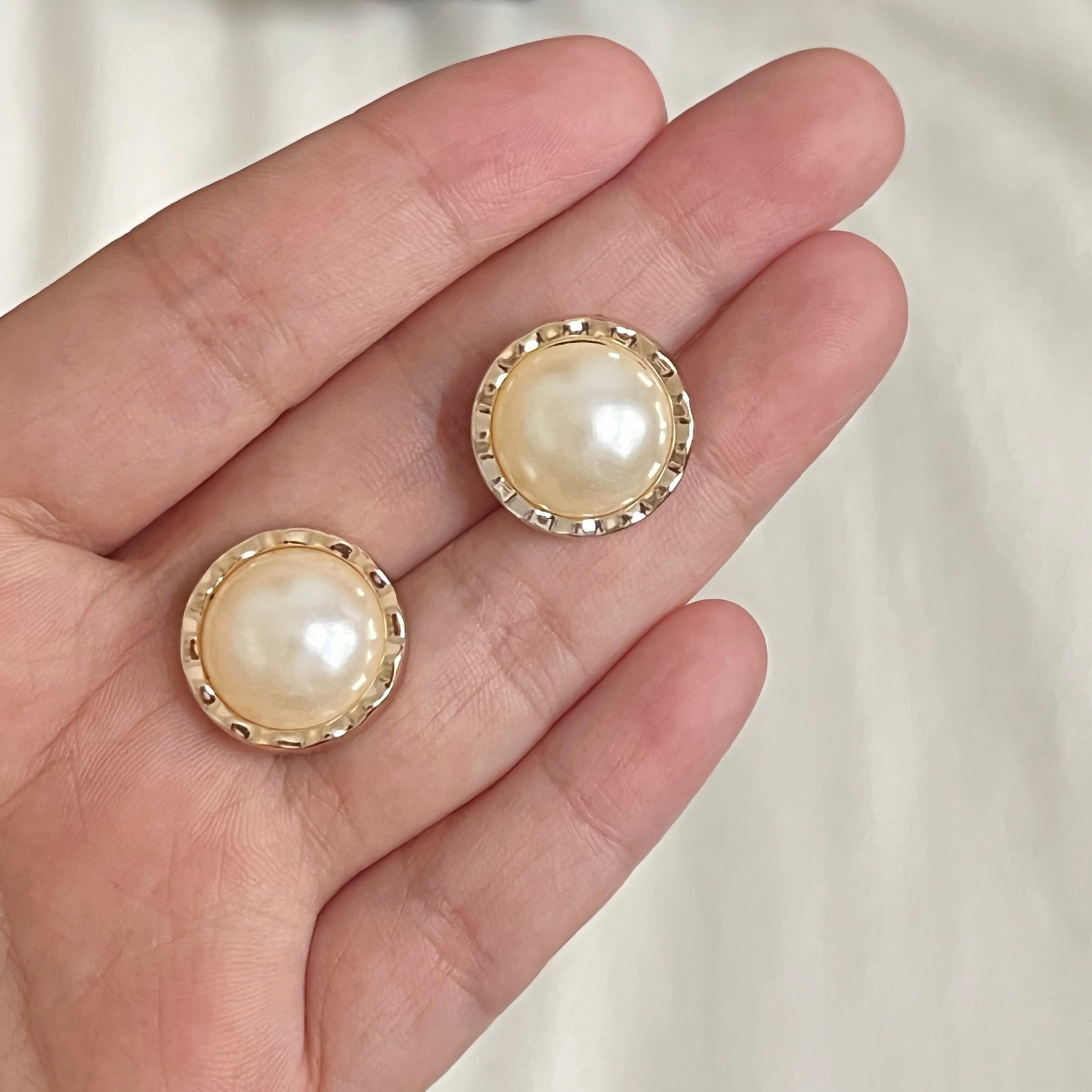 Small Fragrant Style Round Tooth Edge Plastic Pearl Electroplating Hand-stitched Double High-leg Men's and Women's Shirt Cardigan Button