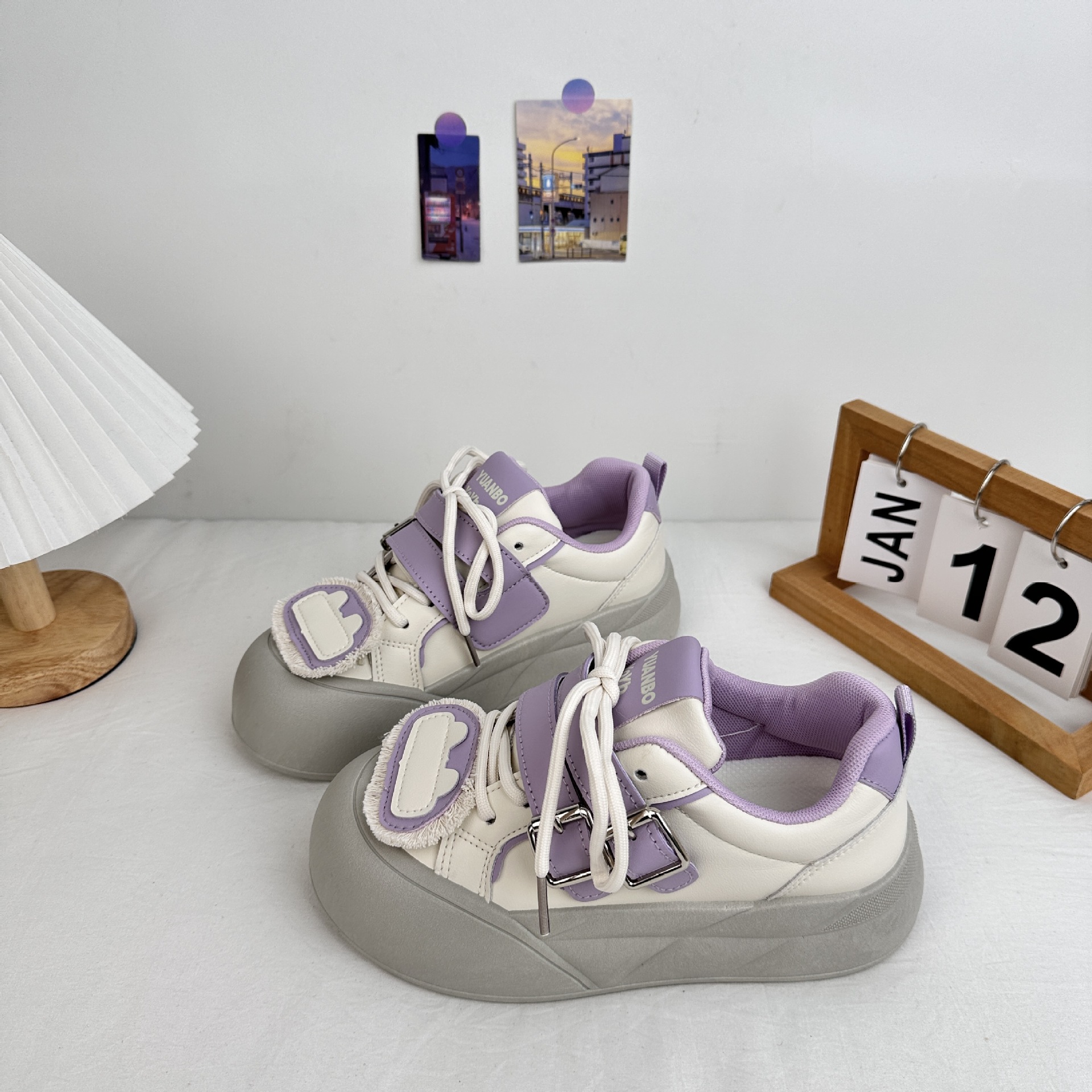 Tortas de pino de onda lejana, suela gruesa, zapatos blancos, estudiante, moda de primavera 2025, zapatos de pan de cabeza grande, zapatos de tabla, cabello femenino