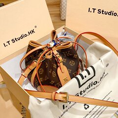 香港カウンター本革巾着バケットバッグ女性のための 2025 新しいハイエンドファッションミニクロスボディバッグ夏の小さなバッグ