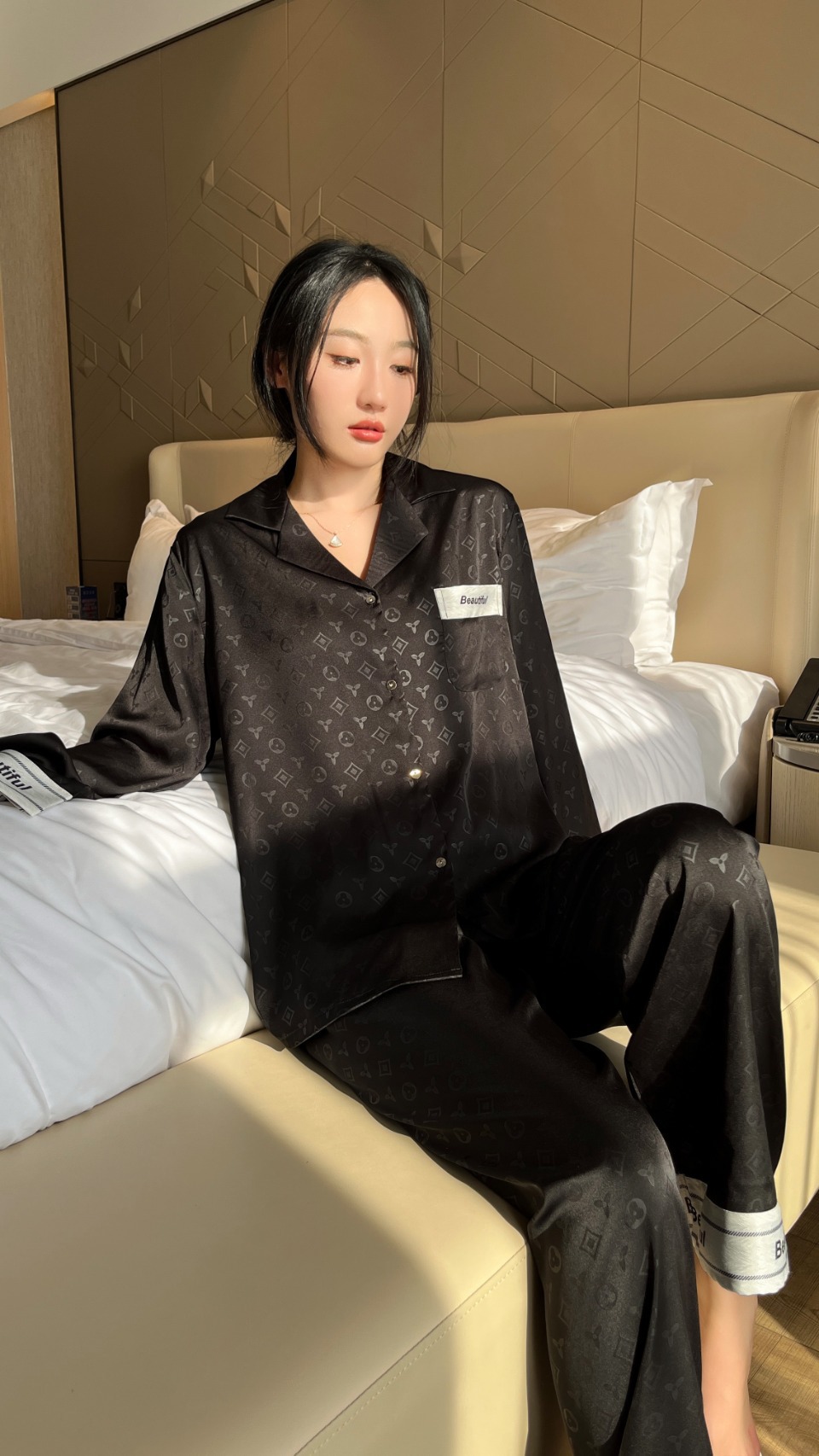 新しい黒いカップルのパジャマの女性春秋氷糸長袖はシルクの夏の家の服の大きいブランドの男性のスーツをシミュレーションします。