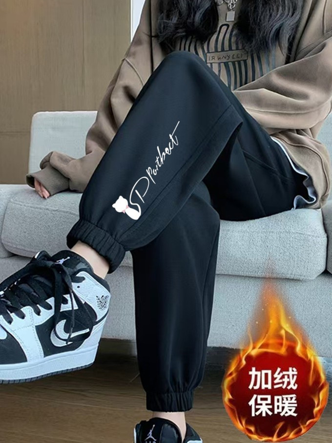 흰색 고양이 레깅스와 벨벳 팬츠