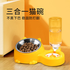 猫碗自動浄水器の子犬は水を飲んで食事をします。