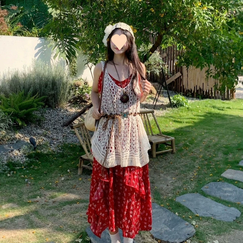 Летний костюм 2025 года в богемном стиле с вырезами, бретелями и цветочным платьем, сладкий и свежий праздничный стиль.