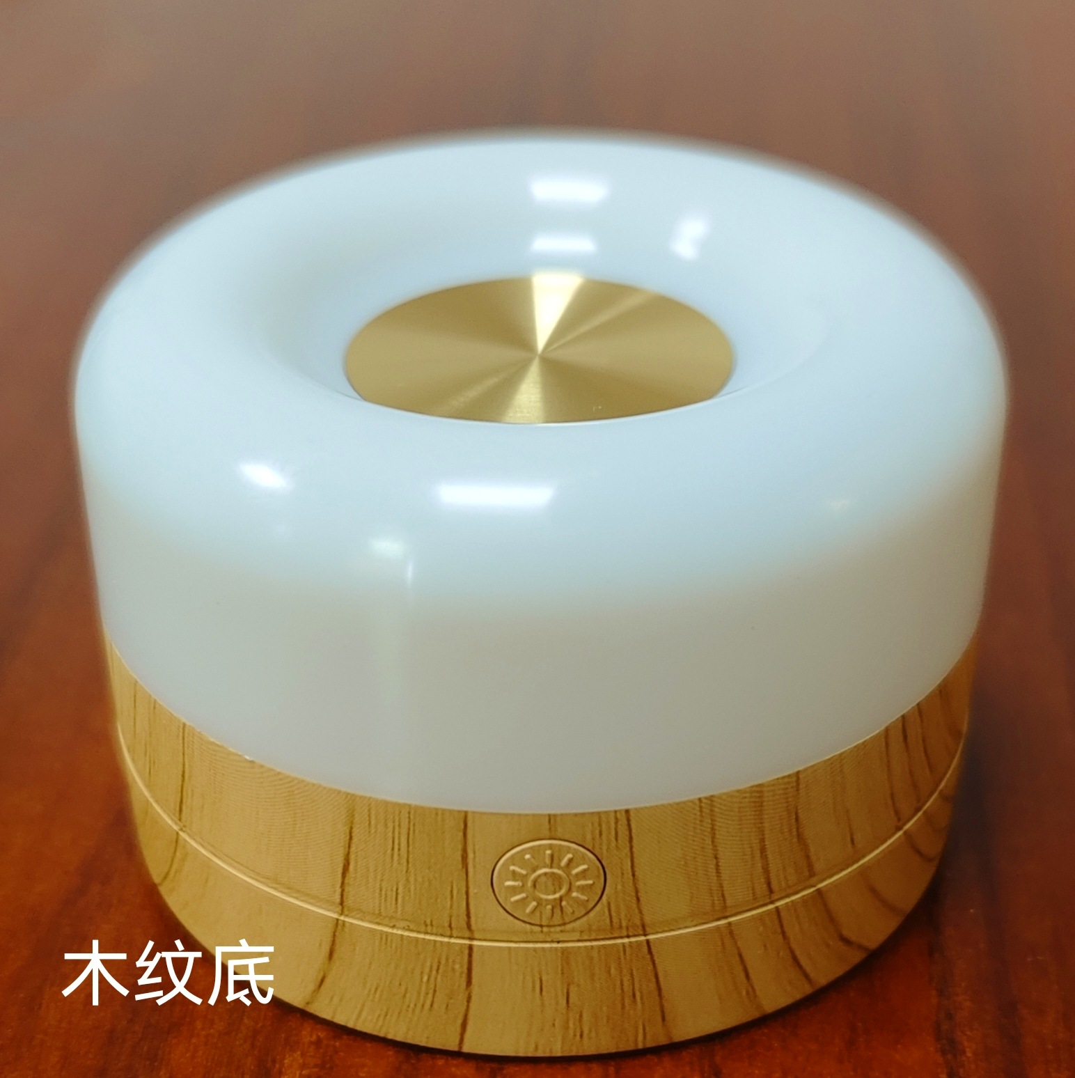 Modelo táctil con base de aluminio y diseño de veta de madera.