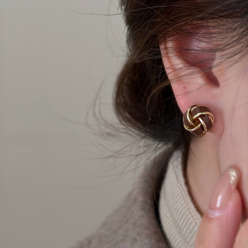 Autumn and winter drop glaze Meilade earrings small crowd design sense ear needle female  new style luxury high-end sense earrings 