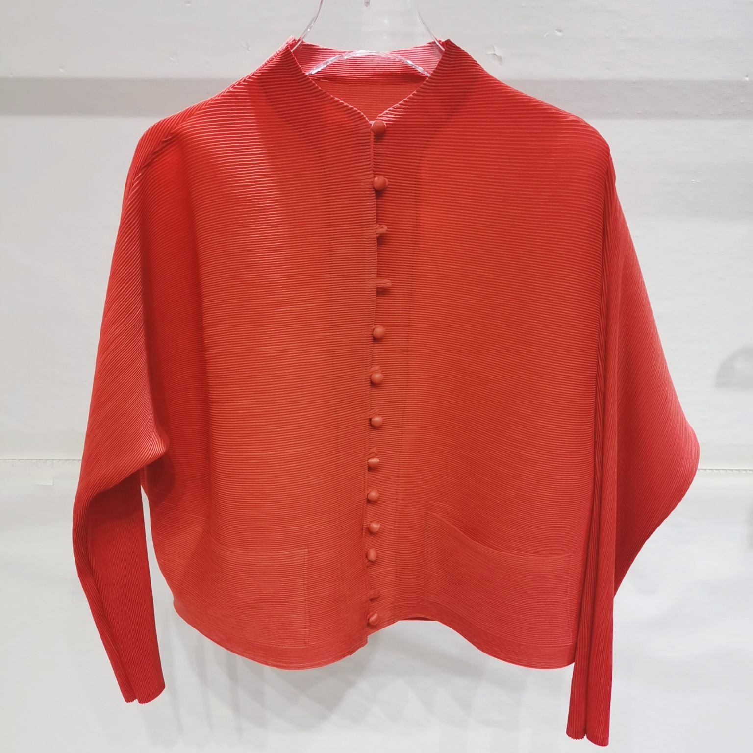 Suministro directo de fábrica, top informal de otoño y primavera 2024, de alta gama, plisado, moderno, con cuello alto, manga larga, talla grande, holgado, de botonadura sencilla. image 9