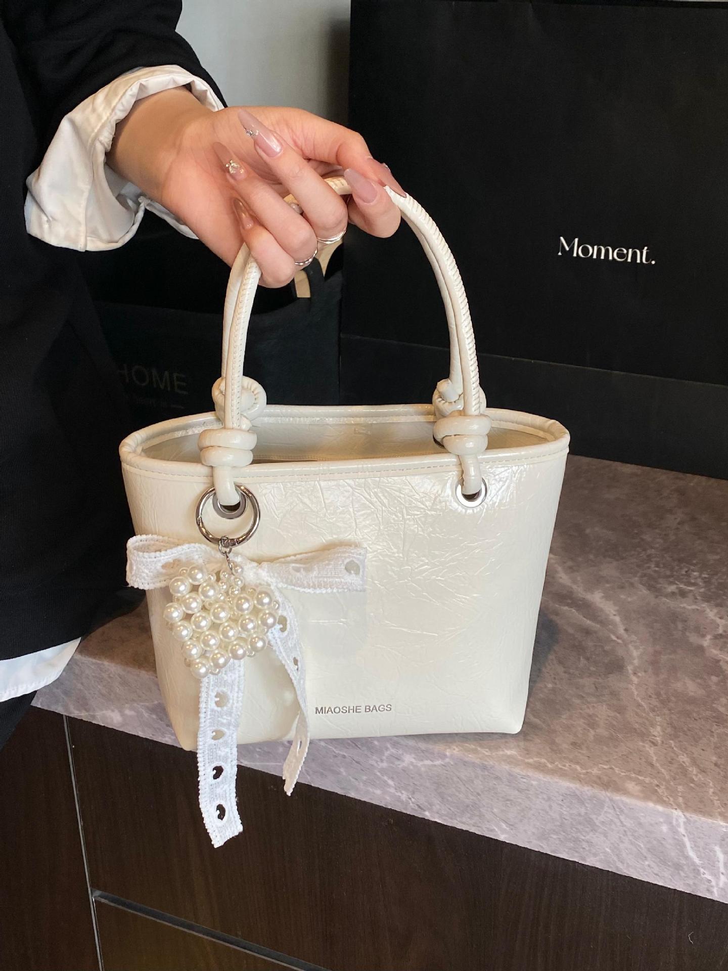 Bolso de mujer PU al por mayor transfronterizo 2025 nuevo bolso de mensajero de un solo hombro casual simple bolso de cubo de agua súper caliente de alta gama de verano