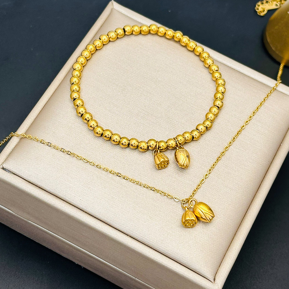 Collar de dos generaciones, conjunto de loto, pulsera, hilo de oreja, cadena de clavícula, personalidad de lujo ligera, accesorios de temperamento de acero de titanio femenino, colgante